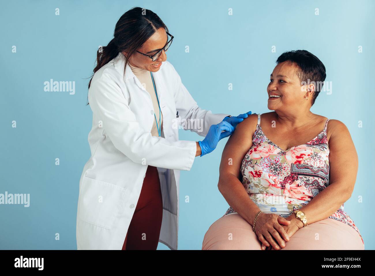 Doctor giving injection shot in hi-res stock photography and images - Alamy
