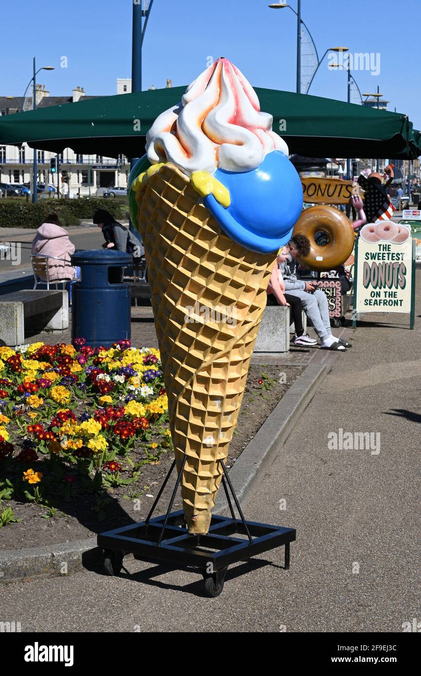 Large ice cream cone hires stock photography and images Alamy
