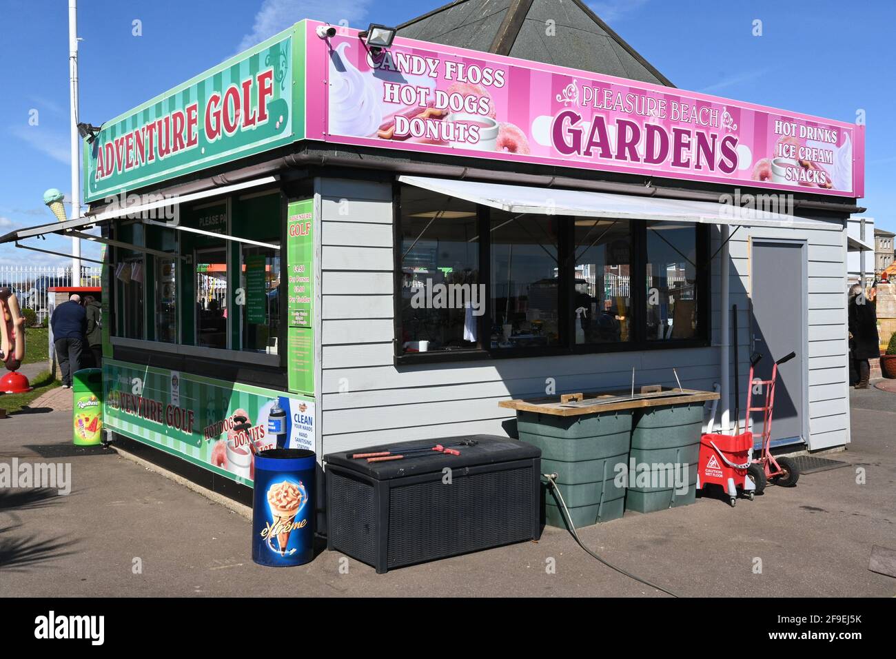 17th April 2021 Great Yarmouth adventure golf and garden shop selling hot,cold drinks and hot food with candy floss,ice cream Stock Photo
