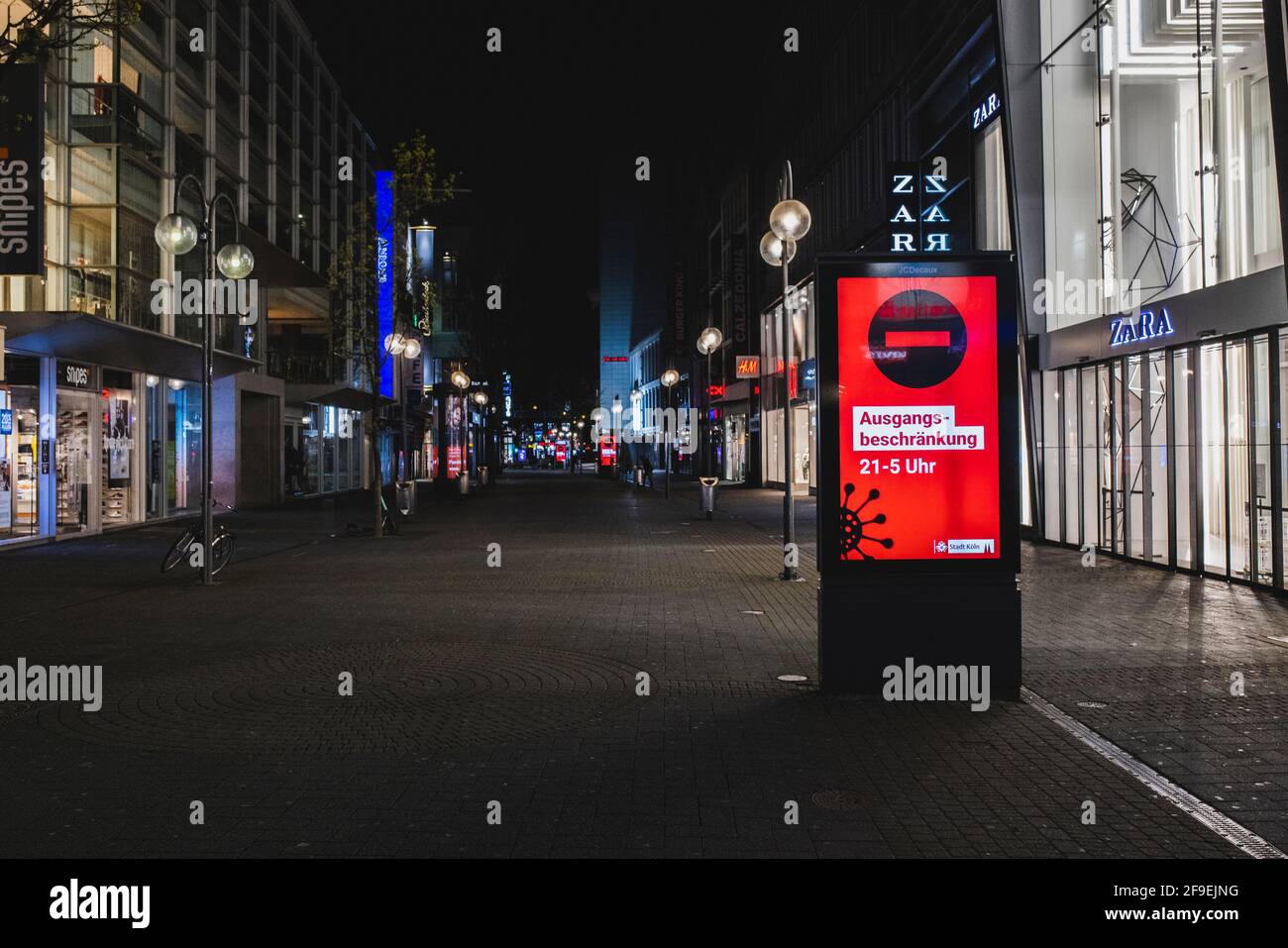 Kšln, Innenstadt, 17.04.21-18.04.21: Bilddokumentation der Ausgangssperre von 21Uhr bis 5Uhr, Leere Einkaufsstra§en hier die Schildergasse mit den Hin Stock Photo