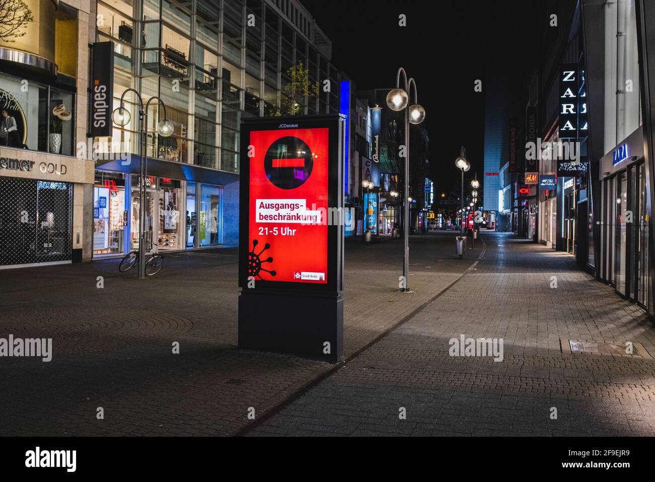 Kšln, Innenstadt, 17.04.21-18.04.21: Bilddokumentation der Ausgangssperre von 21Uhr bis 5Uhr, Leere Einkaufsstra§en hier die Schildergasse mit den Hin Stock Photo