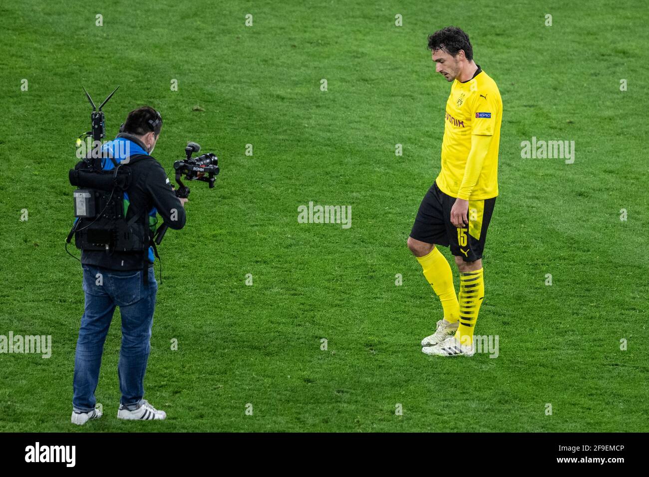 Dortmund, Signal Iduna Park, 14.04.21: Mats Hummels (BVB) enttäuscht im Spiel  Champions league Borussia Dortmund vs. Manchester City. Foto: pressefot  Stock Photo - Alamy
