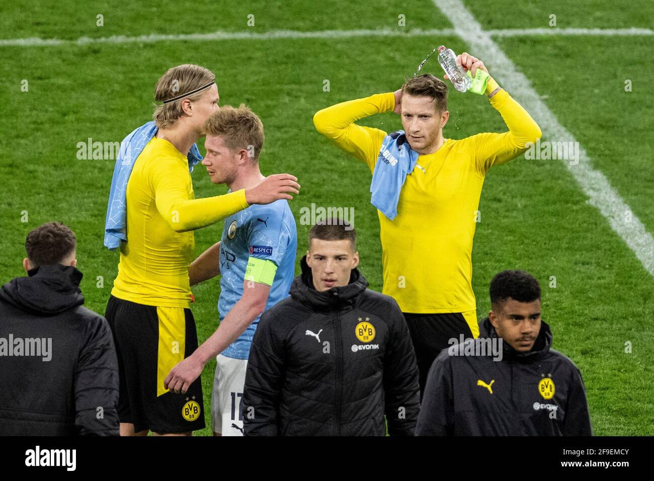 Dortmund, Signal Iduna Park, 14.04.21: Erling Haaland (BVB) (L) und Marco  Reus (BVB) enttäuscht nach dem Spiel Champions league Borussia Dortmund vs  Stock Photo - Alamy
