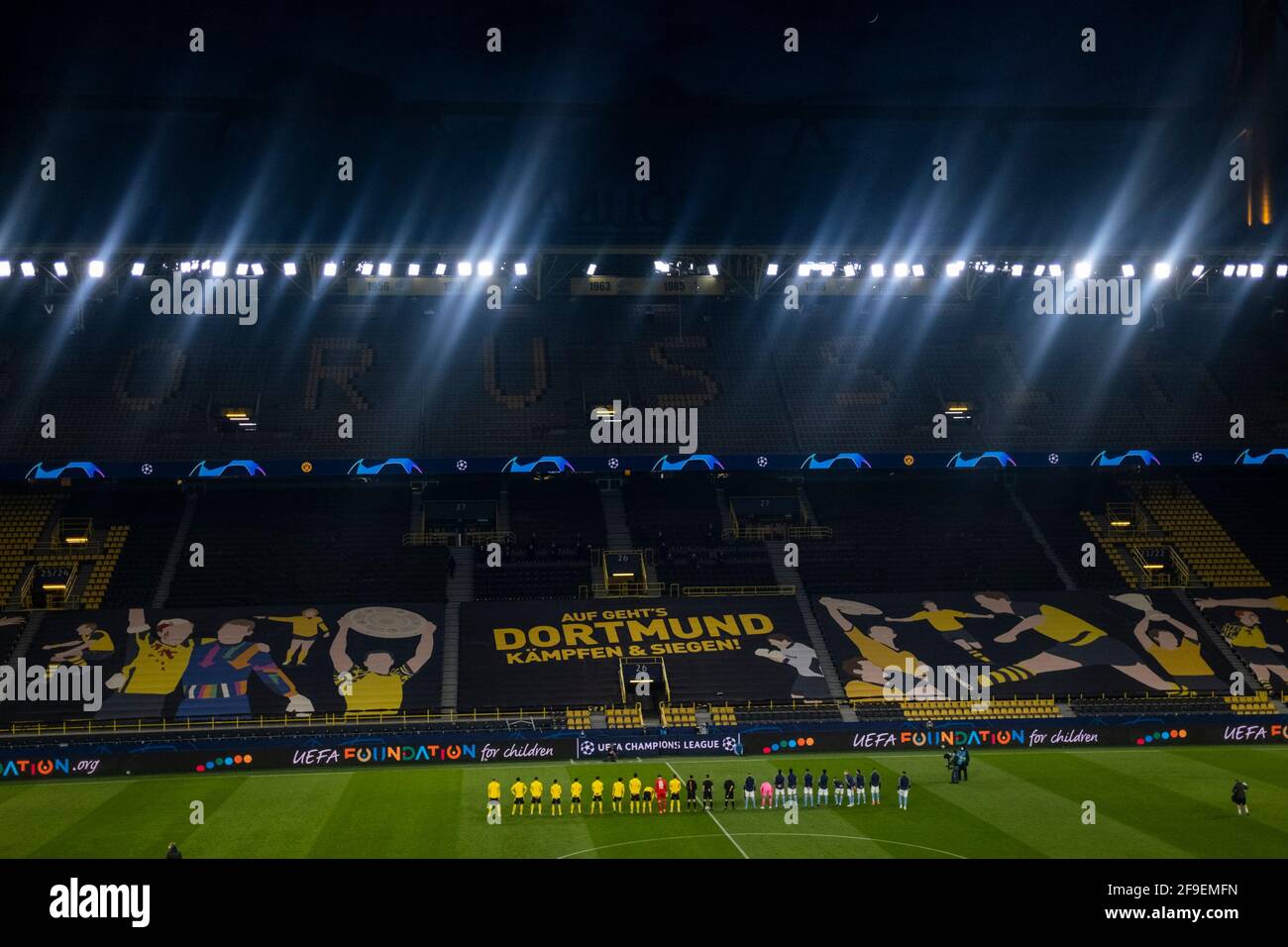 Dortmund, Signal Iduna Park, 14.04.21: Einlauf beider Mannschaften ins leere Stadion im Spiel Champions league Borussia Dortmund vs. Manchester City. Stock Photo