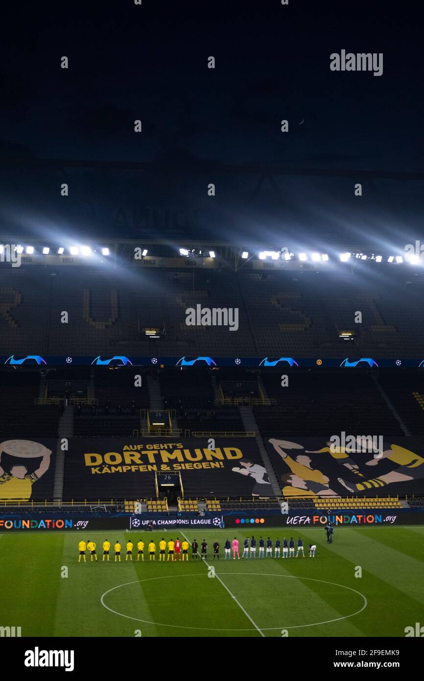 Dortmund, Signal Iduna Park, 14.04.21: Einlauf beider Mannschaften ins leere Stadion im Spiel Champions league Borussia Dortmund vs. Manchester City. Stock Photo