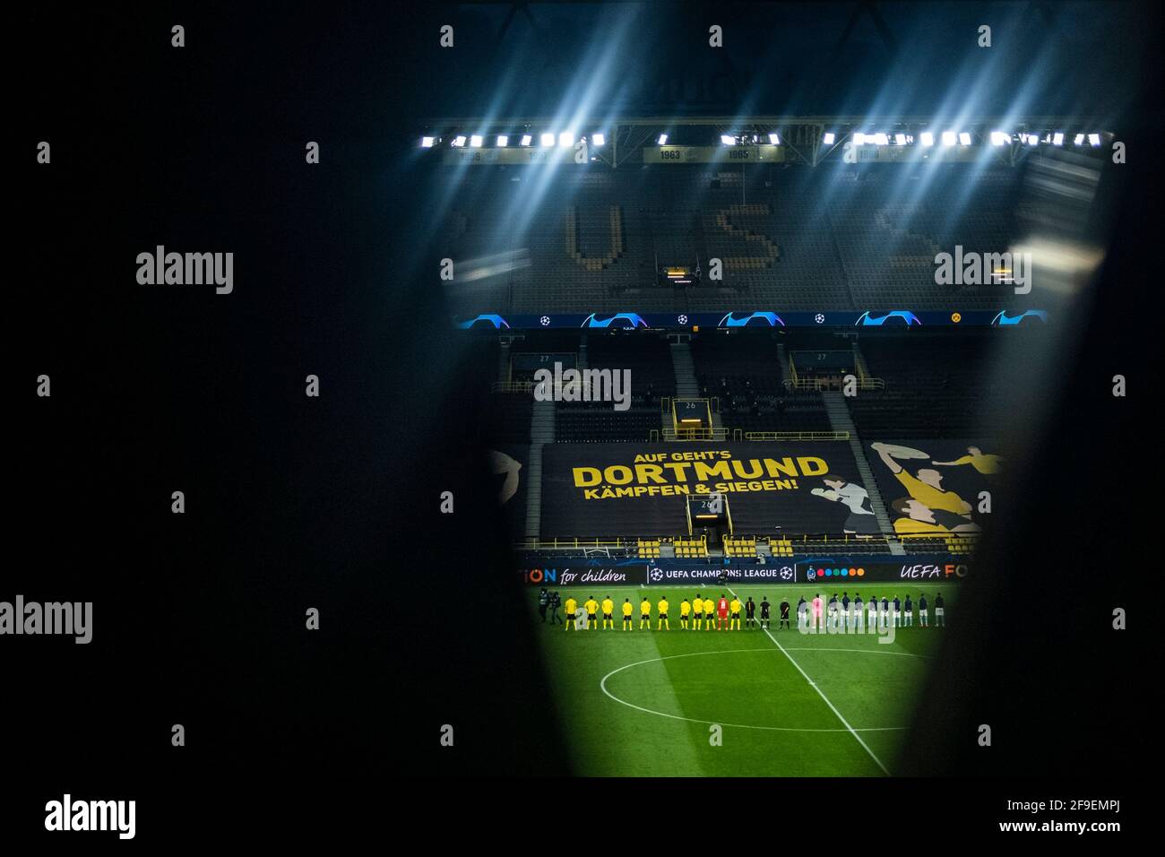 Dortmund, Signal Iduna Park, 14.04.21: Einlauf beider Mannschaften ins leere Stadion im Spiel Champions league Borussia Dortmund vs. Manchester City. Stock Photo