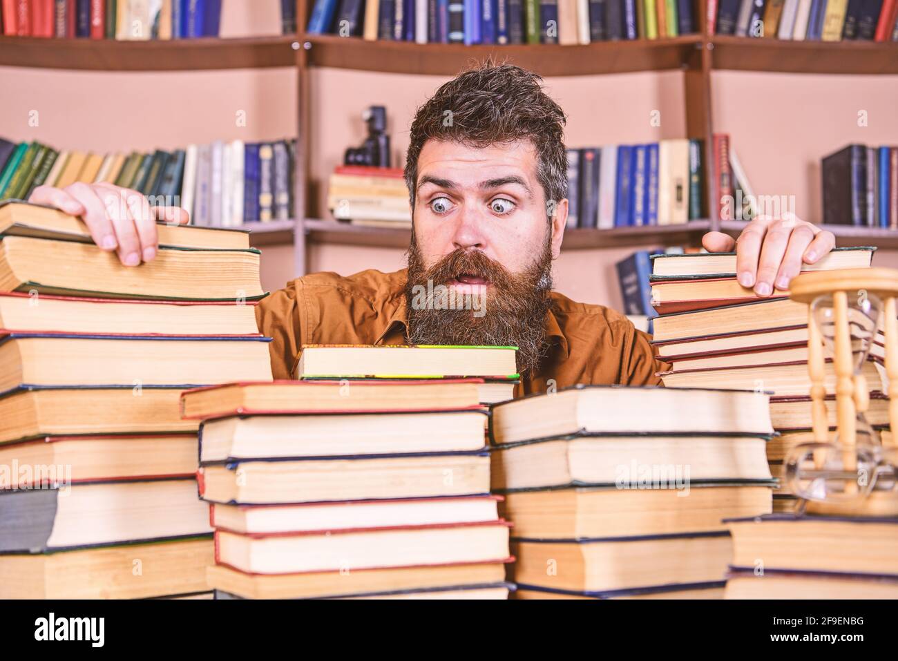 Vintage man between books hi-res stock photography and images - Alamy