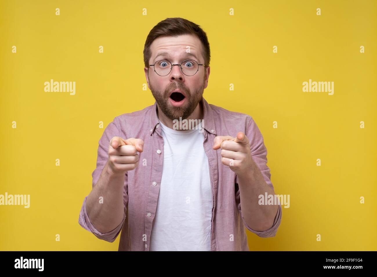 Portrait of young surprised emotional big eyes man with open mouth got  great idea and pointing with finger up on white background Stock Photo -  Alamy