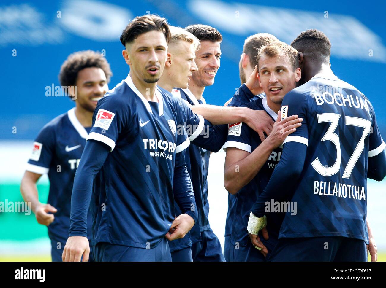 Bochum, Germany. 18th Apr, 2021. Football: 2nd Bundesliga, VfL Bochum - Hannover  96, Matchday 29 at Vonavia Ruhrstadion. The Bochum goal scorer for the 4:3,  Robert Tesche (2nd from right), cheers with