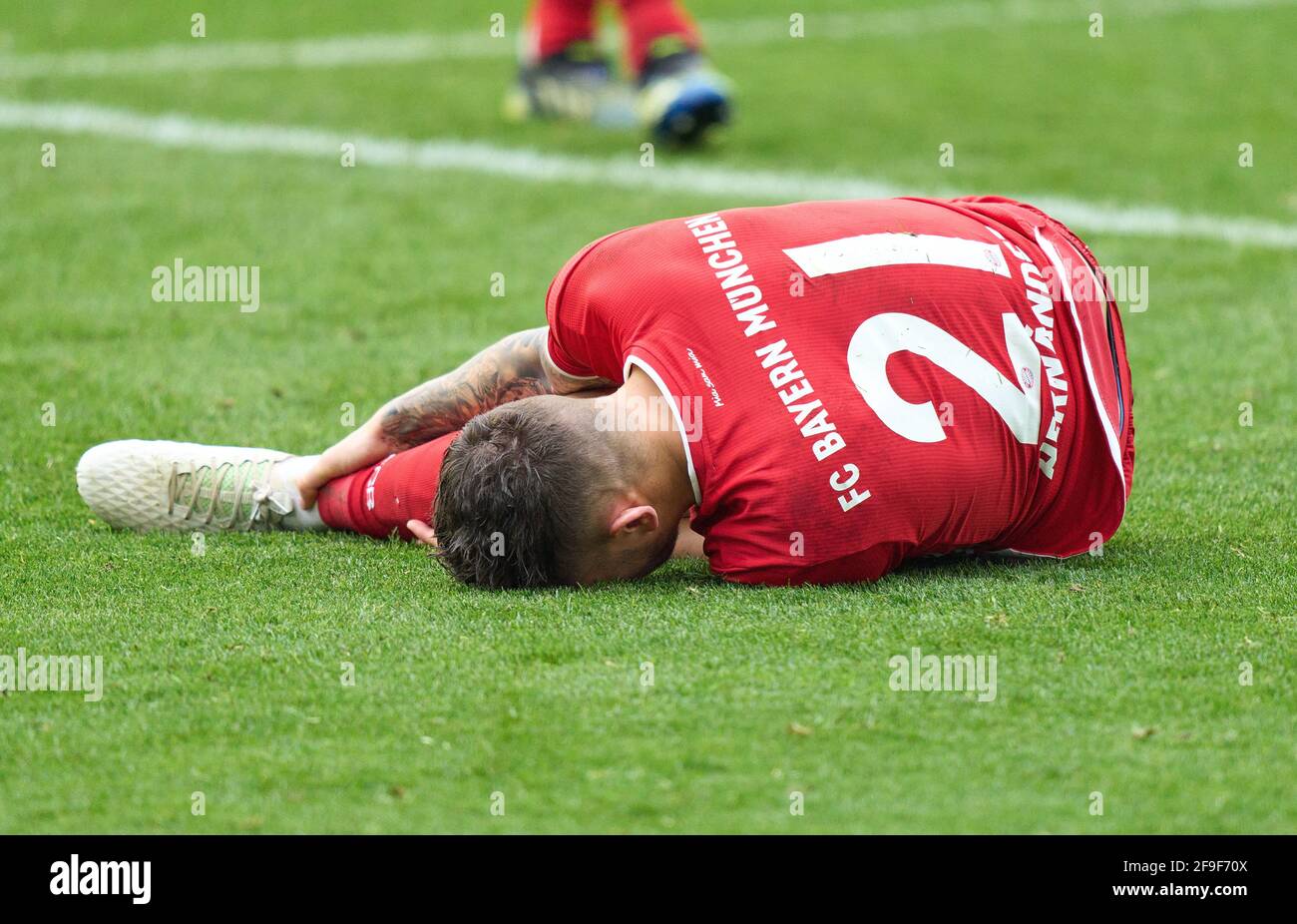 Wolfsburg, Germany. 17th Apr, 2021. Lucas HERNANDEZ (FCB 21) verletzt in the match VFL WOLFSBURG - FC BAYERN MUENCHEN  2-3 1.German Football League on April 17, 2021 in Wolfsburg, Germany  Season 2020/2021, matchday 29, 1.Bundesliga, FCB, München, 29.Spieltag, Wölfe,  © Peter Schatz / Alamy Live News   - DFL REGULATIONS PROHIBIT ANY USE OF PHOTOGRAPHS as IMAGE SEQUENCES and/or QUASI-VIDEO - Stock Photo