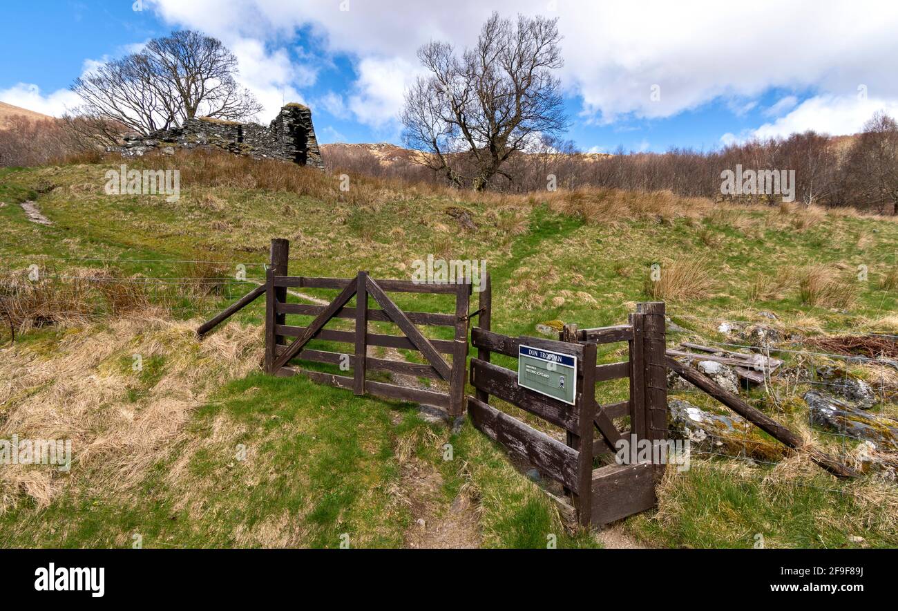 GLENELG HIGHLANDS SCOTLAND DUN TRODDAN BROCH ENTRANCE GATE AND FOOTPATH Stock Photo
