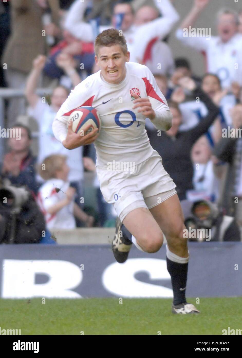 SIX NATIONS ENGLAND V FRANCE AT TWICKENHAM. TOBY FLOOD ABOUT TO SCORE HIS TRY   11/3/2007 PICTURE DAVID ASHDOWN Stock Photo