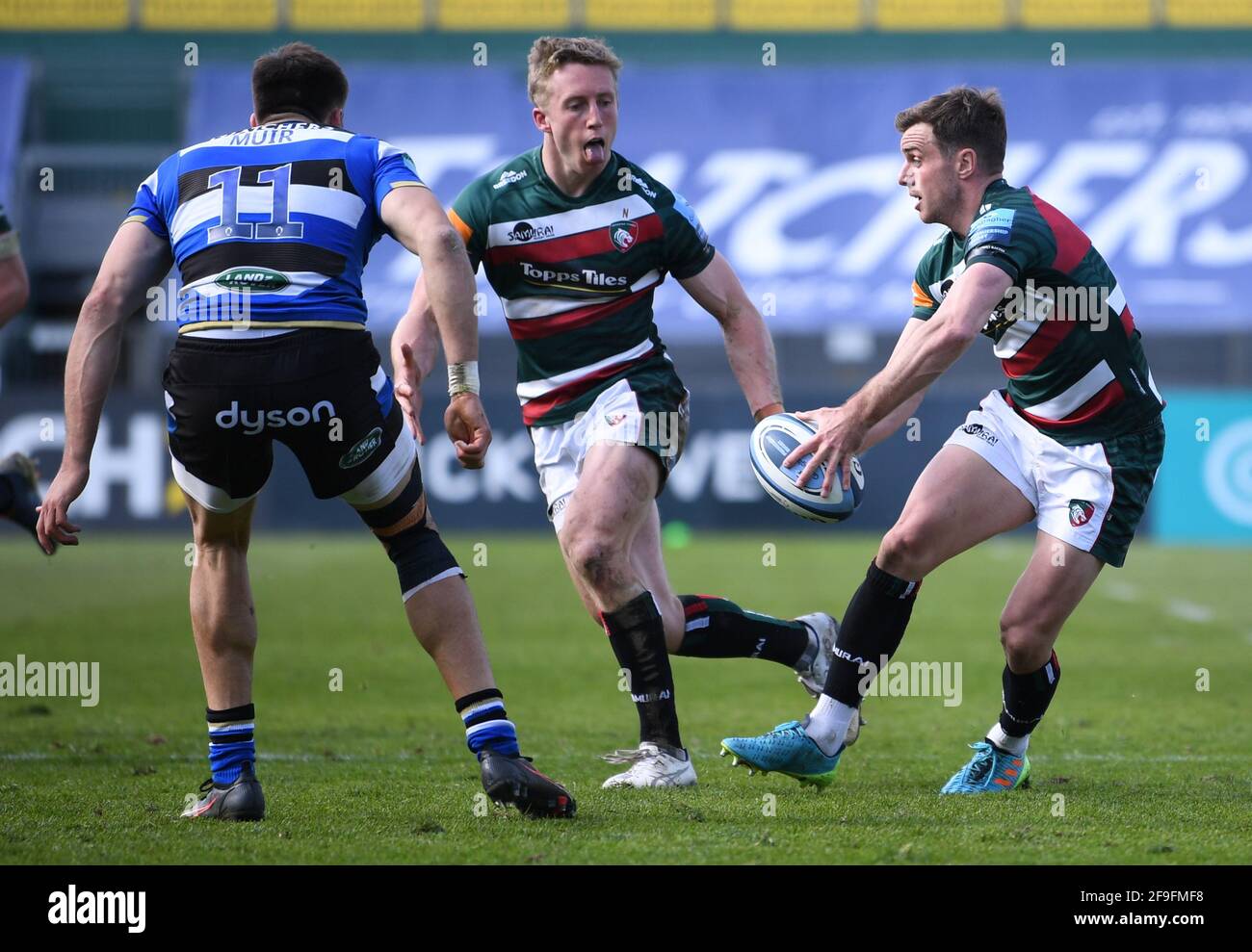 Recreation Ground, Bath, Somerset, UK. 18th Apr, 2021. English Premiership Rugby, Bath versus Leicester Tigers; George Ford offloads to Freddie Steward of Leicester Tigers under pressure from Will Muir of Bath Credit: Action Plus Sports/Alamy Live News Stock Photo