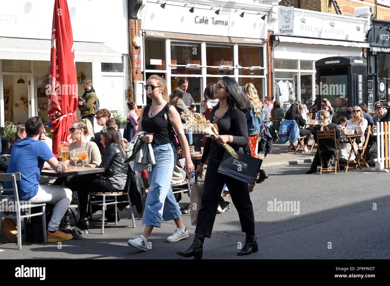 London, UK. 18th Apr, 2021. Northcote road pedestrianised to allow businesses to recover after lockdown. Sunshine on Sunday as pubs and restaurants open to the crowds. Credit: JOHNNY ARMSTEAD/Alamy Live News Stock Photo