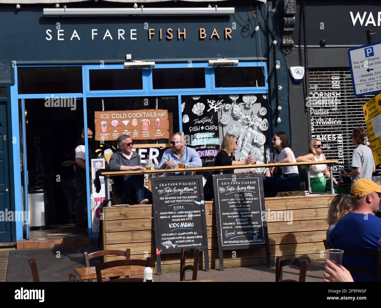 London, UK. 18th Apr, 2021. Northcote road pedestrianised to allow businesses to recover after lockdown. Sunshine on Sunday as pubs and restaurants open to the crowds. Credit: JOHNNY ARMSTEAD/Alamy Live News Stock Photo