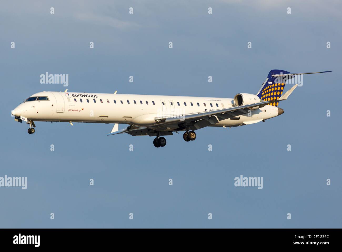 Bombardier crj 900 aircraft hi-res stock photography and images - Alamy