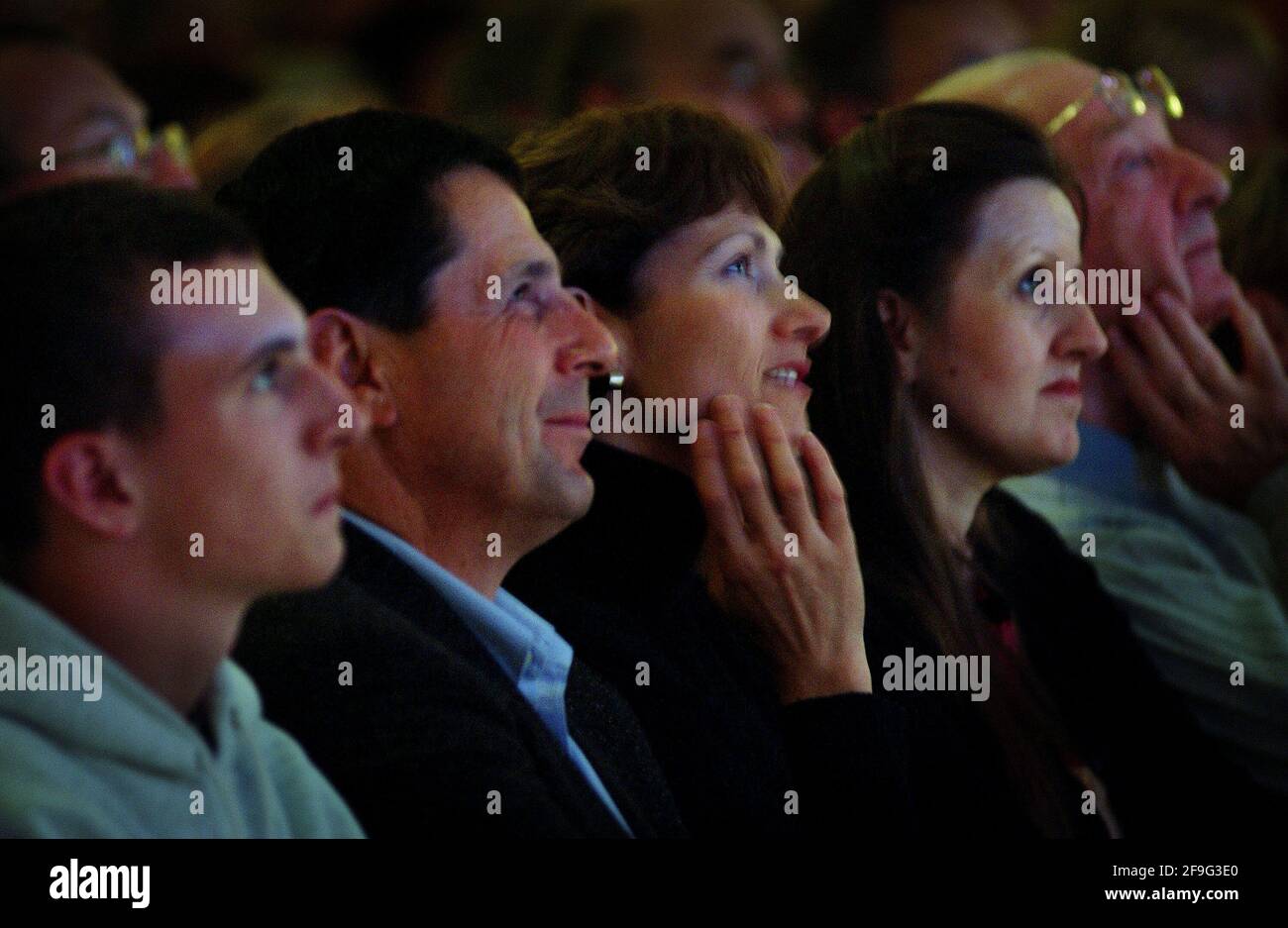 PEOPLE LISTENING TO MICHAEL PARKINSON AT THE CHELTENHAM FESTIVAL OF LITERATURE. 14/10/02 PILSTON Stock Photo