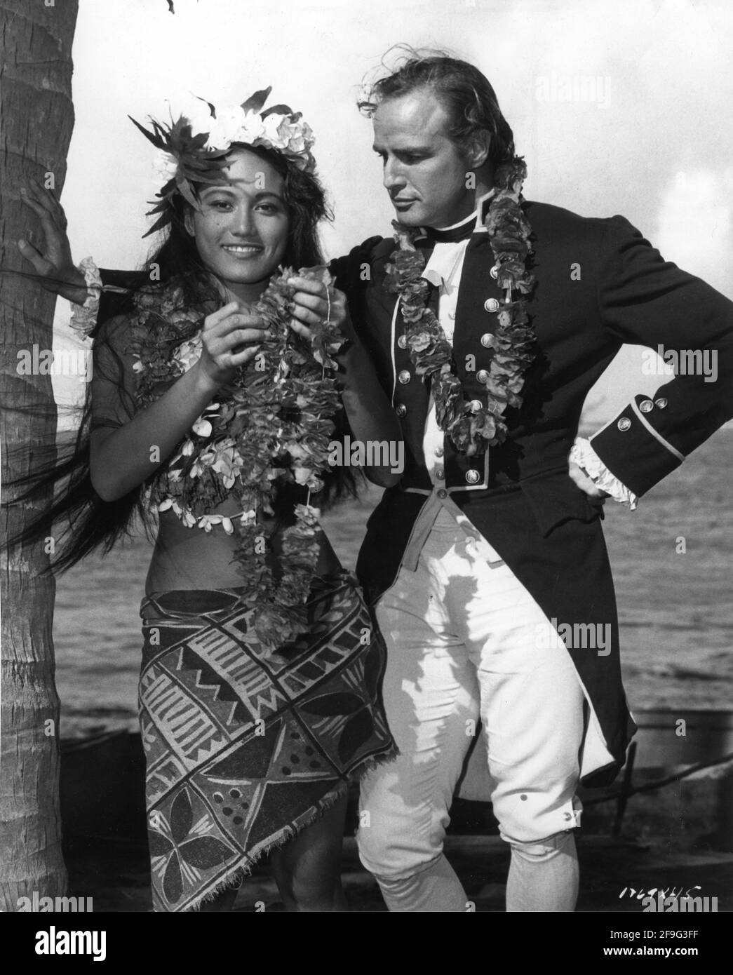 Filming Mutiny On The Bounty 1962 Black And White Stock Photos Images filming-mutiny-on-the-bounty-1962-black-and-white-stock-photos-images