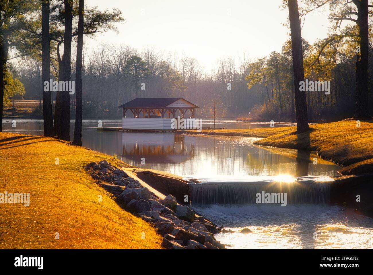 Pond boat house hi-res stock photography and images - Alamy