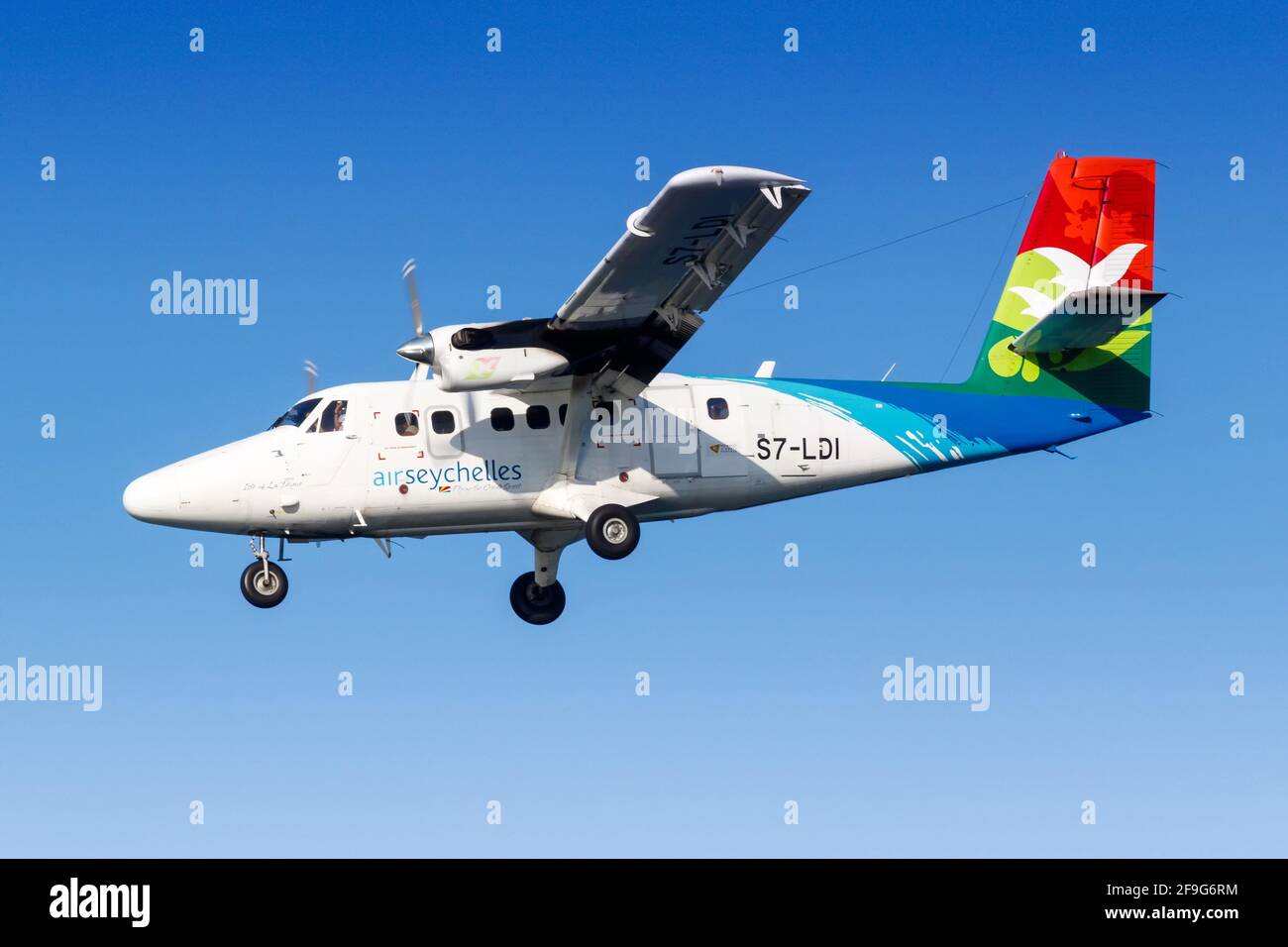Twin otter airplane hi-res stock photography and images - Alamy