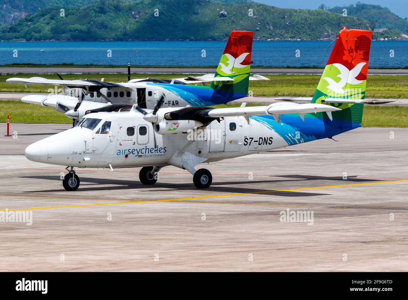 Mahe, Seychellen - 26. November 2017: DHC-6-400 Twin Otter Flugzeuge der Air Seychelles auf dem Flughafen Mahe (SEZ) auf den Seychellen. Stock Photo