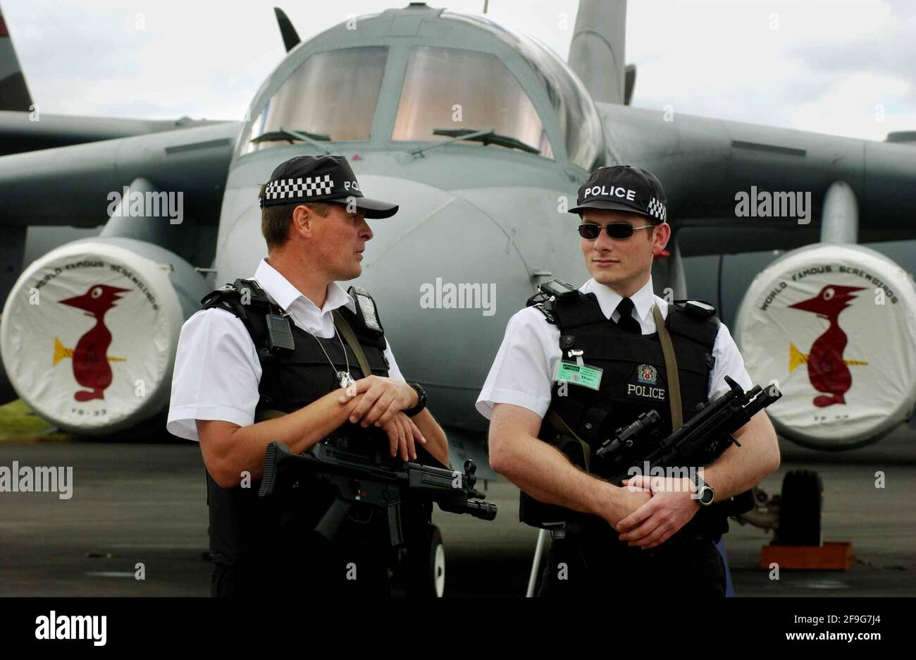 TIGHT SECURITY AT THE FARNBOROUGH AIR SHOW.20/7/02 PILSTON Stock Photo Alamy