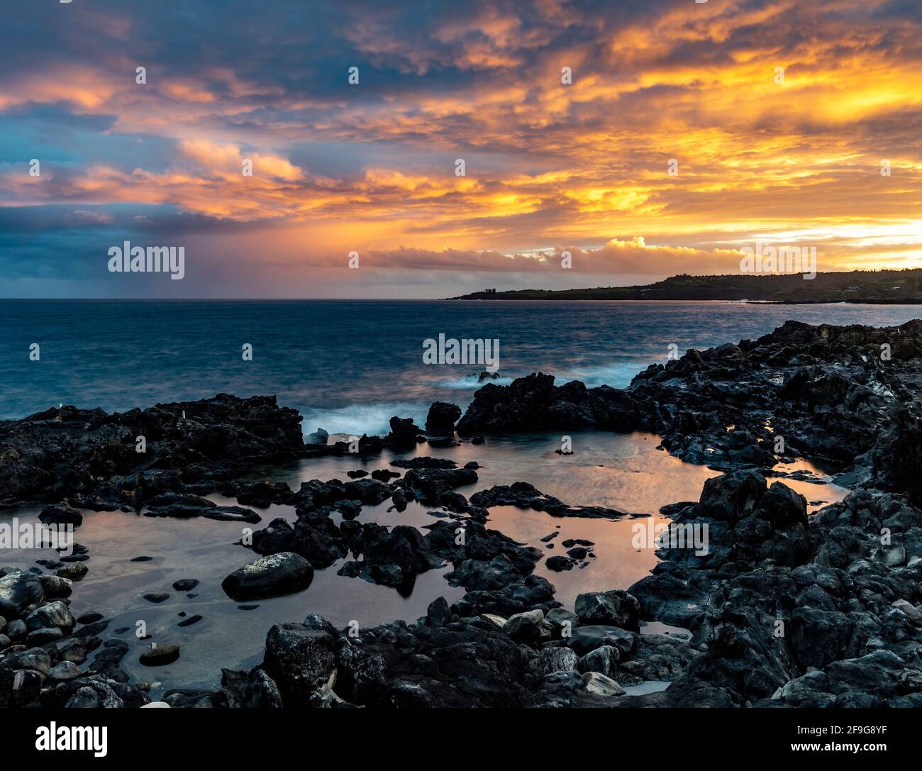 Hawaii sunrise waves hi-res stock photography and images - Alamy