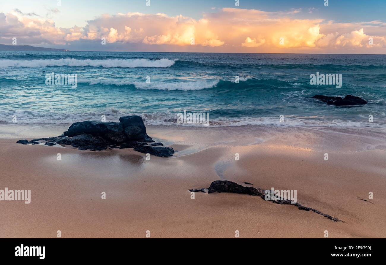 Hawaii sunrise waves hi-res stock photography and images - Alamy