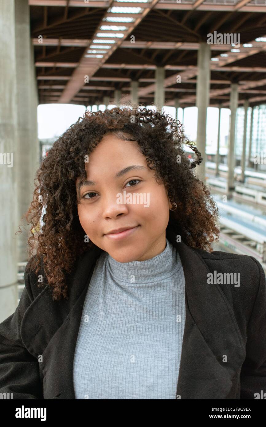 Curly hair black woman street hi-res stock photography and images - Alamy