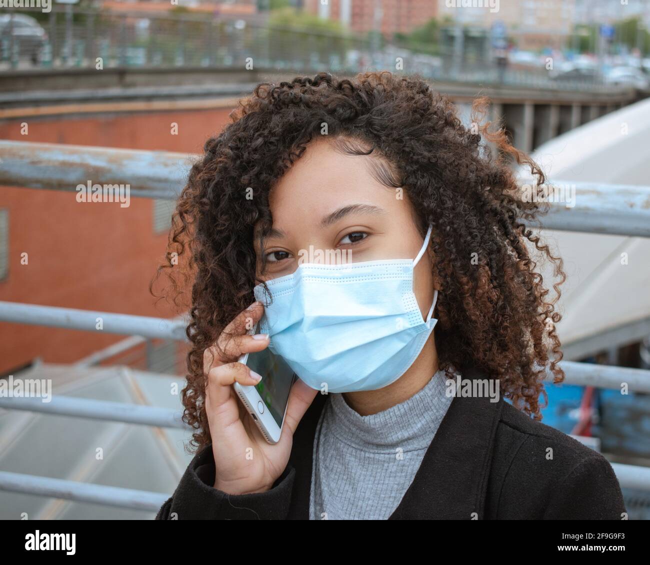 Black female face mask outdoors hi-res stock photography and images - Alamy