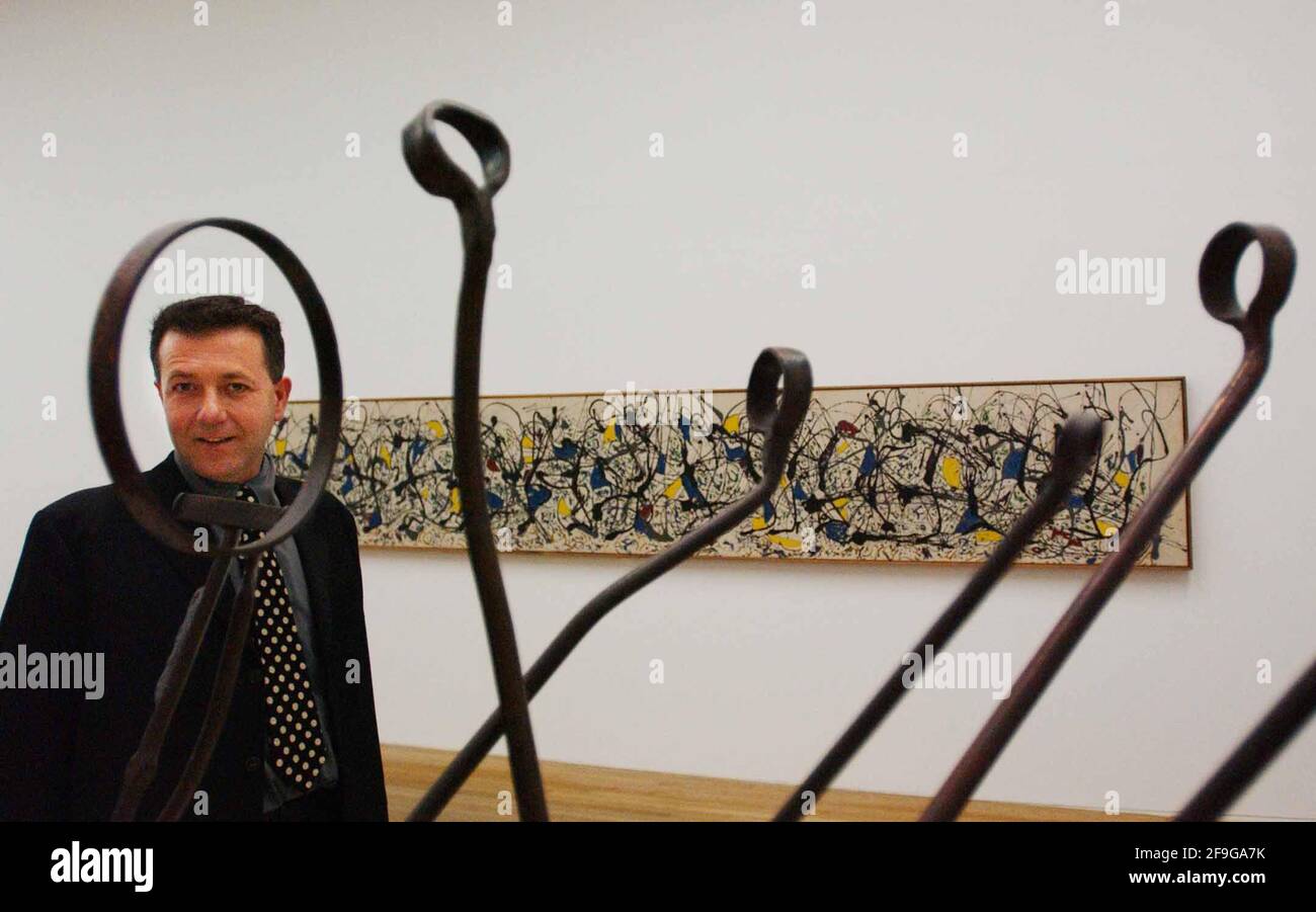 THE NEW DIRECTOR OF THE TATE MODERN,VICENTE TODOLI.PICTURED IN THE GALLERY WITH JACKSON POLLACKS' SUMMERTIME 9A' AND 'AGRICOLA IX BY DAVID SMITH. 29/5/02 PILSTON Stock Photo