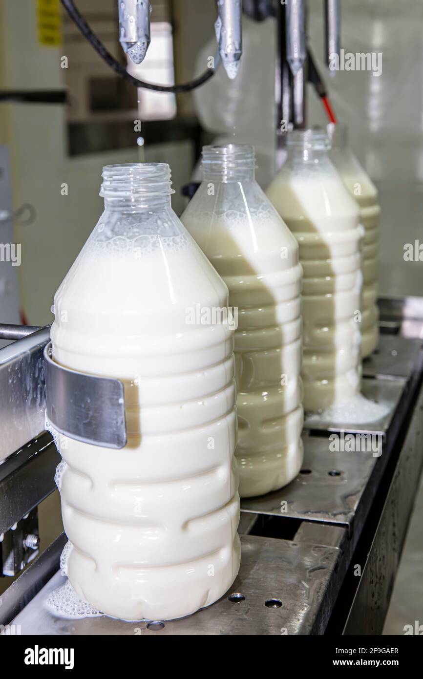 Filling milk bottles hires stock photography and images Alamy
