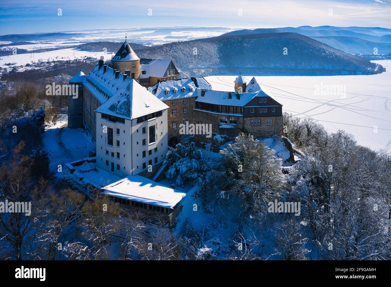 Luftaufnahme von Schloss Waldeck am Edersee im Winter bei Sonnenschein Stock Photo