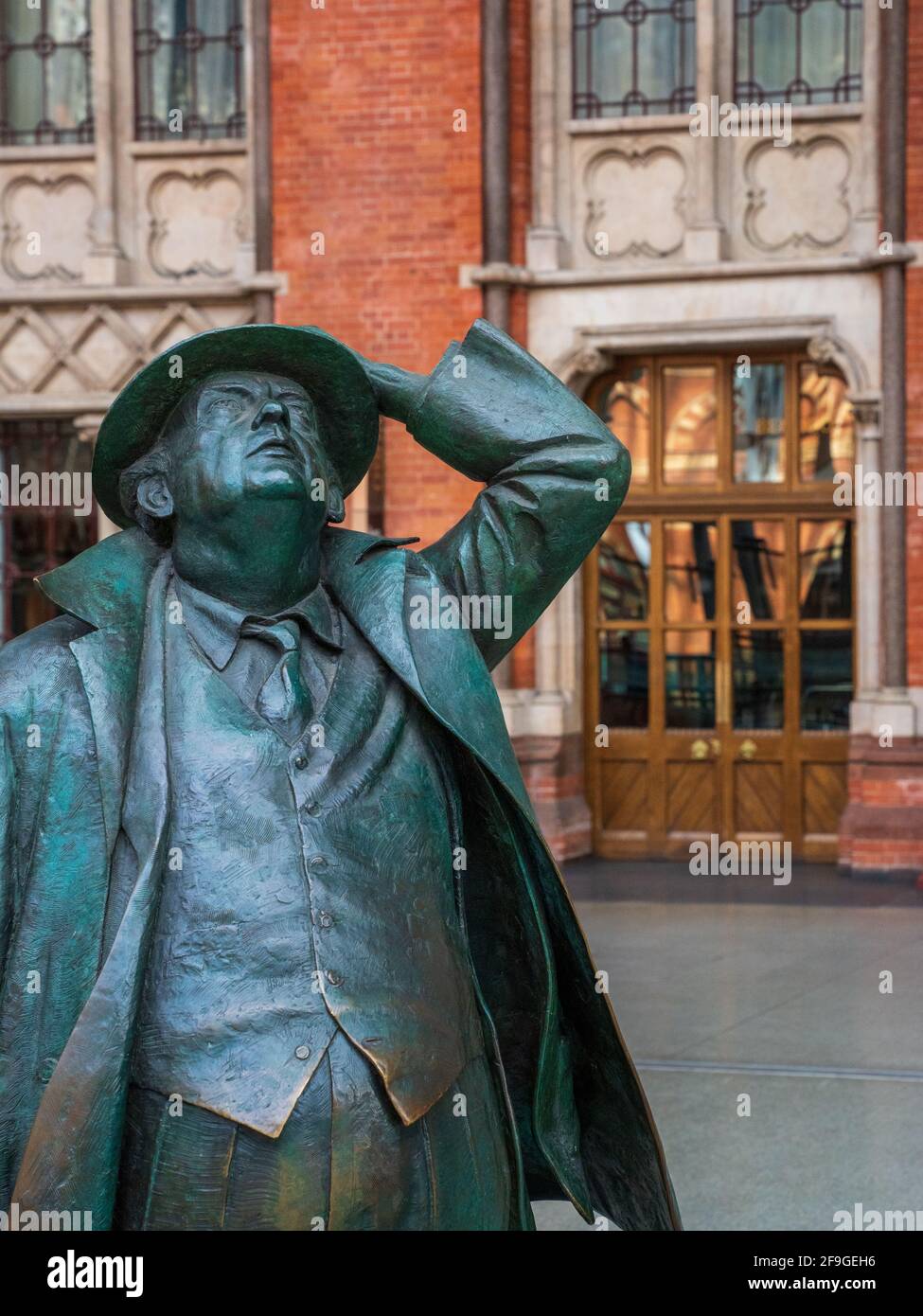 Sir John Betjeman statue at St Pancras Station London - Martin Jennings, sculptor, 2007. Poet Sir John Betjeman statue. Stock Photo