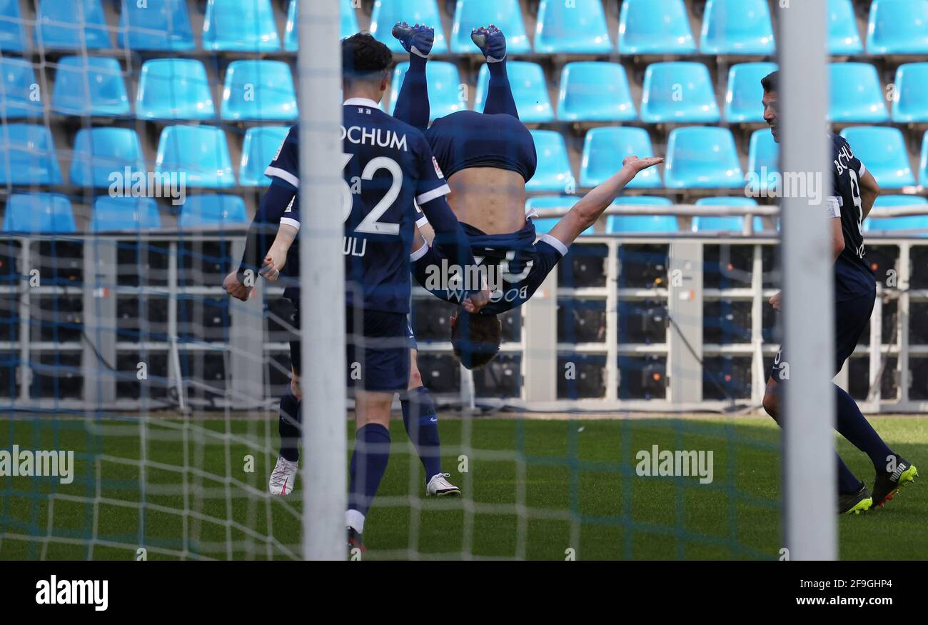 Bochum, Deutschland. 18th Apr, 2021. firo: 04/18/2021 Fuvuball: Soccer: 2nd Bundesliga season 2020/21 VfL Bochum - Hanover 96 4: 3 jubilation after goal to 4: 3 by Robert Tesche, Salto, Flick Flack | usage worldwide Credit: dpa/Alamy Live News Stock Photo