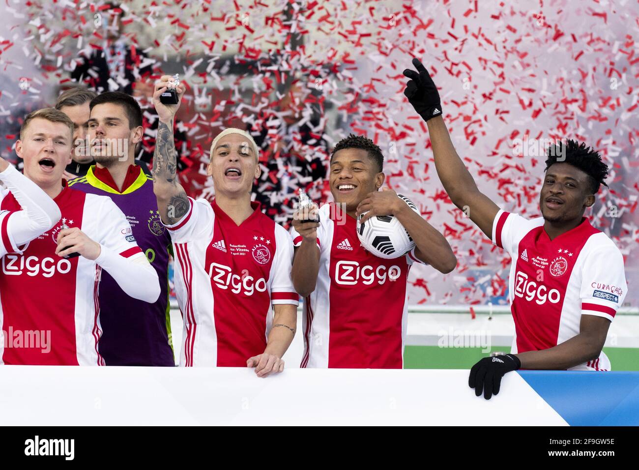 bedreiging servet zitten ROTTERDAM, 18-04-2021, Stadium de Kuip, Dutch football, season 2020 / 2021,  Cupfinal for the KNVB-beker between Ajax and Vitesse., Ajax celebrating the  cup victory , Ajax player Antony Ajax player David Neres