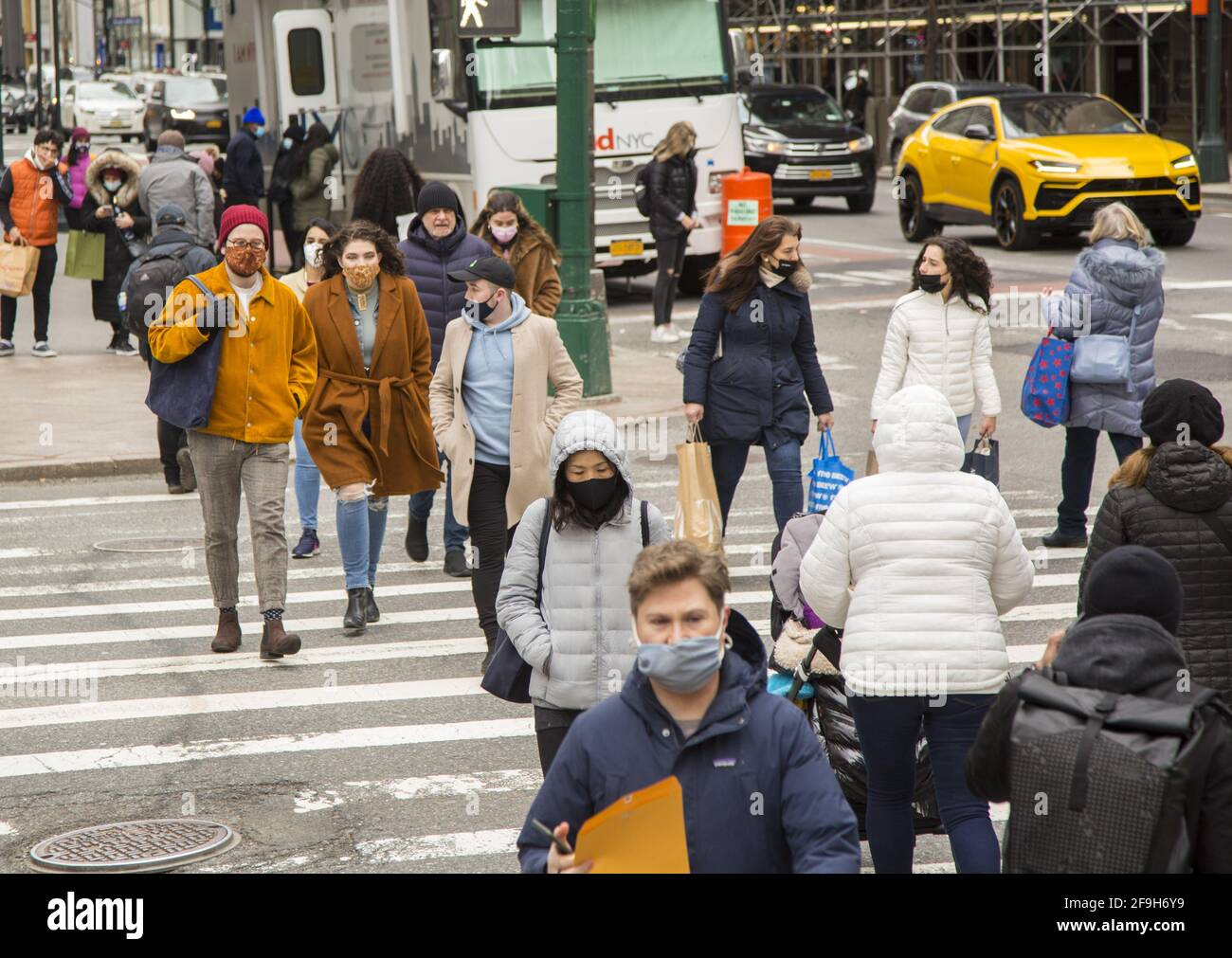 Face masks nyc people walking hires stock photography and images Alamy