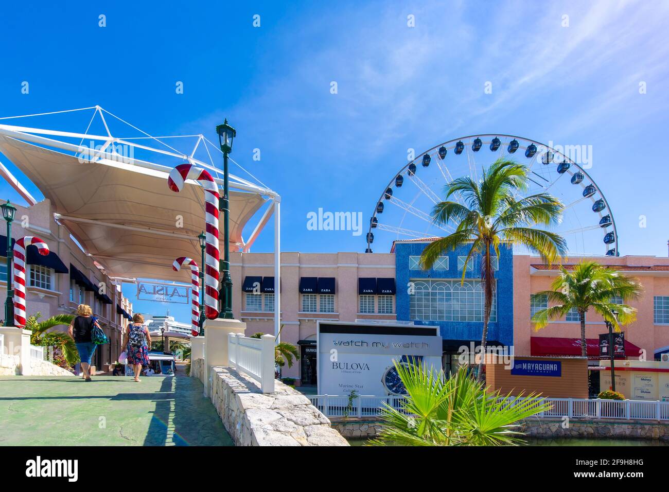 Cancun, Mexico - 20 December, 2020: Biggest Cancun Shopping Mall La Isla  (The Island) that sells everything from souvenirs to brand name luxury  clothing. A home of Cancun Aquarium Stock Photo - Alamy