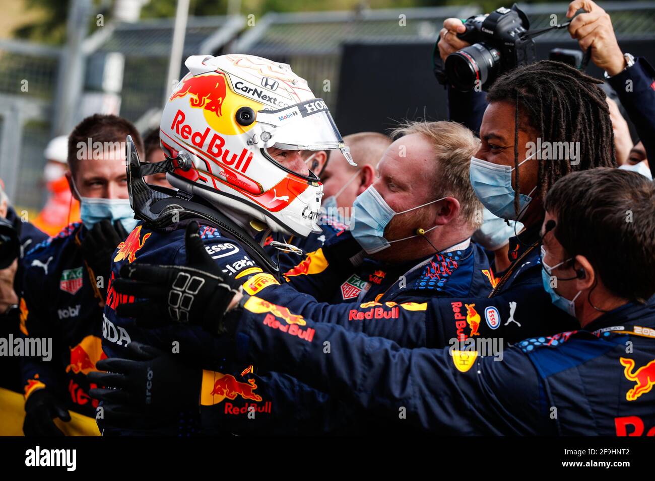 Verstappen Max Ned Red Bull Racing Honda Rb16b Portrait Celebrating Victory With Mechanics During The Formula 1 Pirelli Gran Premio Del Made In Italy E Dell Emilia Romagna 21 From April 16