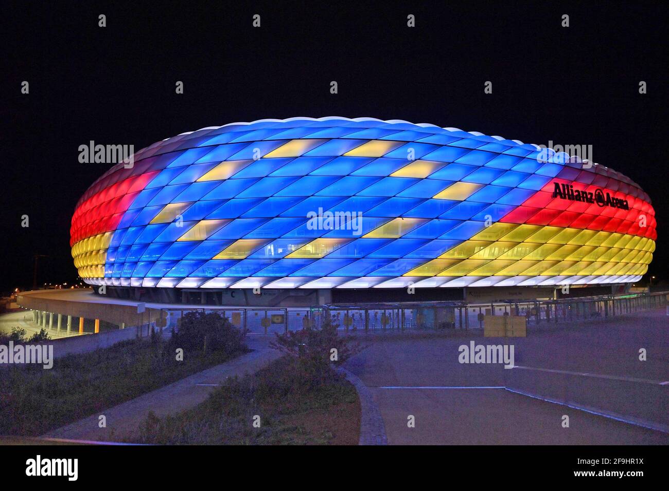 European Championship hosts Munich - UEFA demands audience guarantee! The European Football Union has increased the pressure on the German EM location Munich and set a deadline for a spectator guarantee. "Additional information" on the plans should be submitted by the executive meeting on April 19th. Archive photo: Special lighting in the ALLIANZ ARENA. FC Bayern Munich and the Bundesliga support the application to host UEFA EURO 2024. Soccer arena, soccer stadium, stadium, FC Bayern Munich, aftertake, evening sky, afterthimmel, illuminated, light, mood, evening mood, overview, long shot, arch Stock Photo