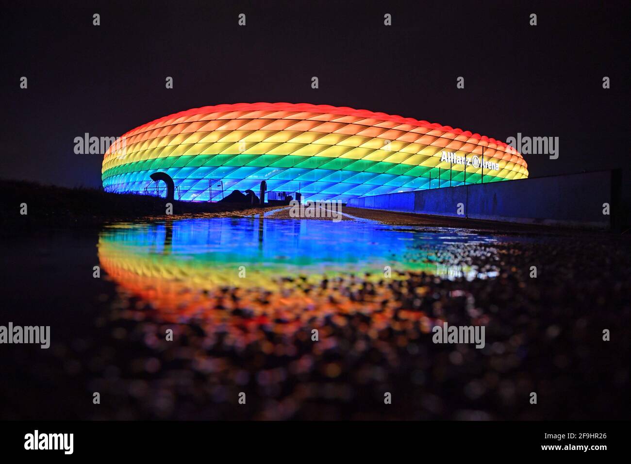 European Championship hosts Munich - UEFA demands audience guarantee! The European Football Union has increased the pressure on the German EM location Munich and set a deadline for a spectator guarantee. "Additional information" on the plans should be submitted by the executive meeting on April 19th. Archive photo: The Allianz Arena shines in the rainbow colors as a symbol of tolerance and versus discrimination. Overview, exterior shot. Soccer 1. Bundesliga season 2020/2021, 19.matchday, matchday19, FC Bayern Munich-TSG 1899 Hoffenheim 4-1 on January 30th, 2021 ALLIANZ ARENA. ¬ | usage worldwi Stock Photo