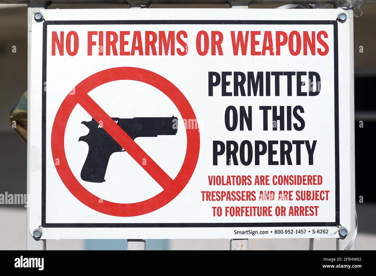 No firearms or weapons permitted on property sign at Brightwood Elementary School, Sunday, April 19, 2021, in Monterey Park, Calif. Stock Photo