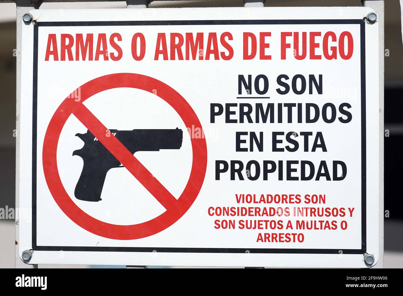 No firearms or weapons permitted on property sign in Spanish at Brightwood Elementary School, Sunday, April 19, 2021, in Monterey Park, Calif. Stock Photo
