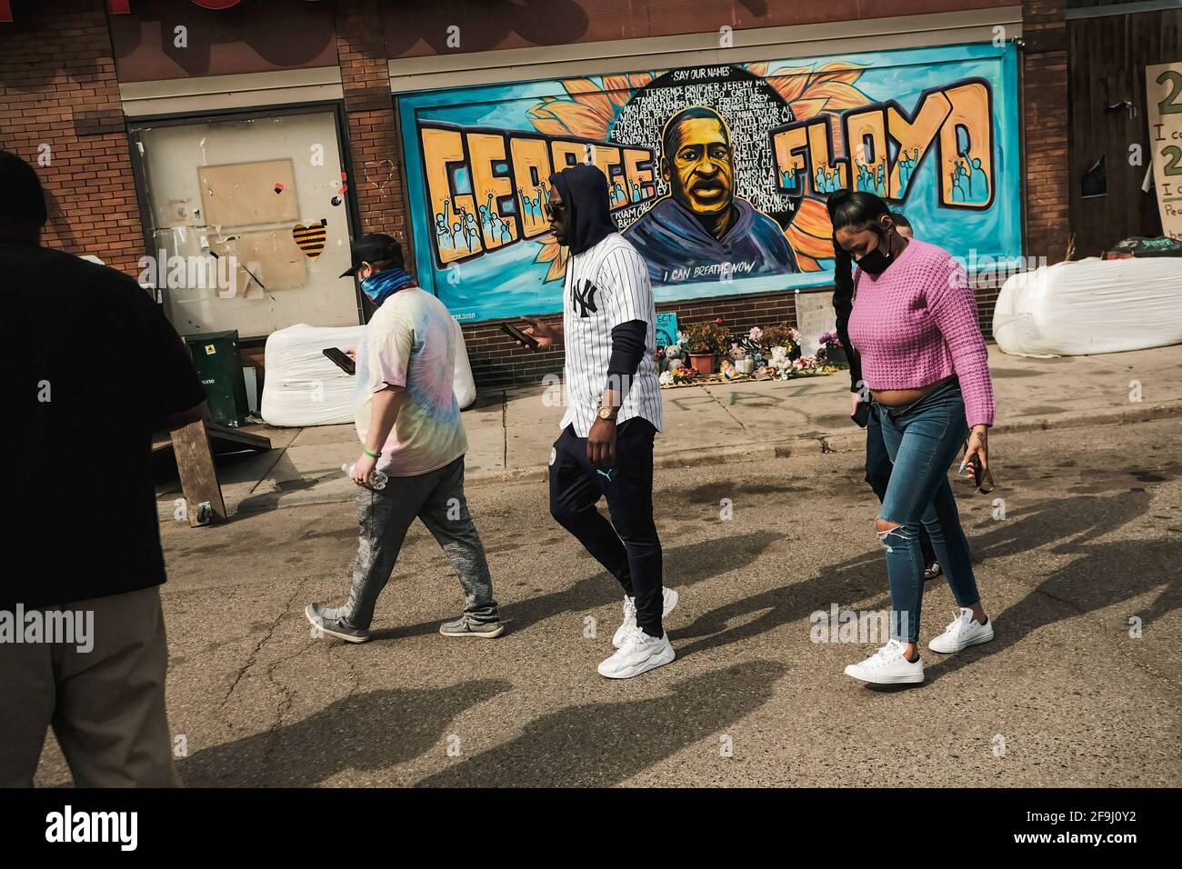Minneapolis, United States. 18th Apr, 2021. People pay their respects to a mural of George Floyd by the Cup Foods where he was killed by Minneapolis Police Officer Derek Chauvin in Minneapolis, Minnesota. On the night before closing statements are set to be delivered in the trial of former Minneapolis Police Officer Derek Chauvin over the killing of George Floyd, a crowd congregated at George Floyd Plaza where relatives of black men killed by police delivered speeches and made statements. (Photo by Matthew Hatcher/SOPA Images/Sipa USA) Credit: Sipa USA/Alamy Live News Stock Photo