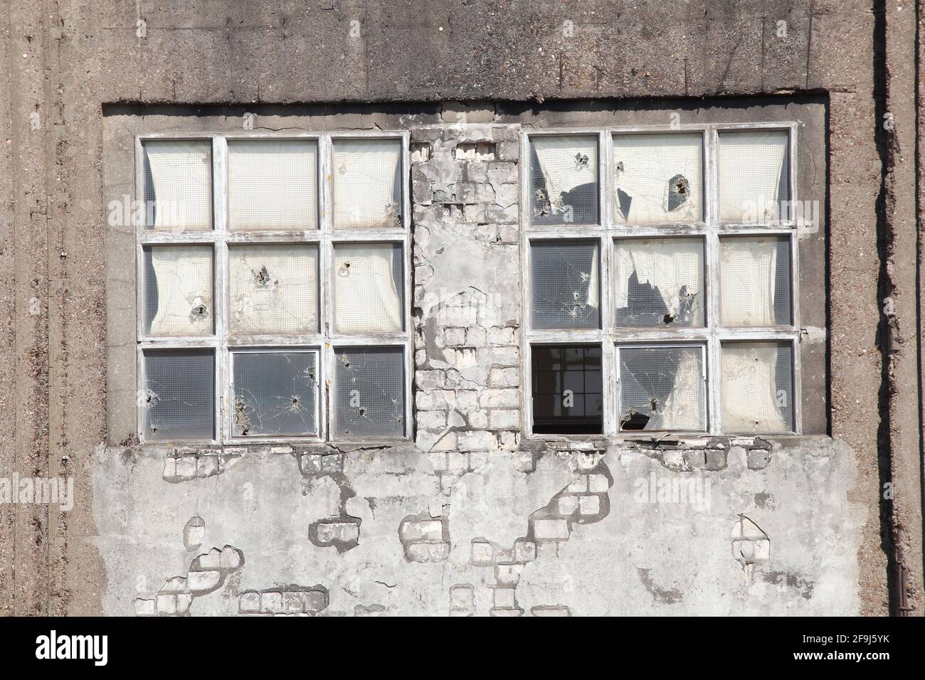 Alter verfallener Hafenschuppen, Fenster, Bremen, Deutschland Stock Photo