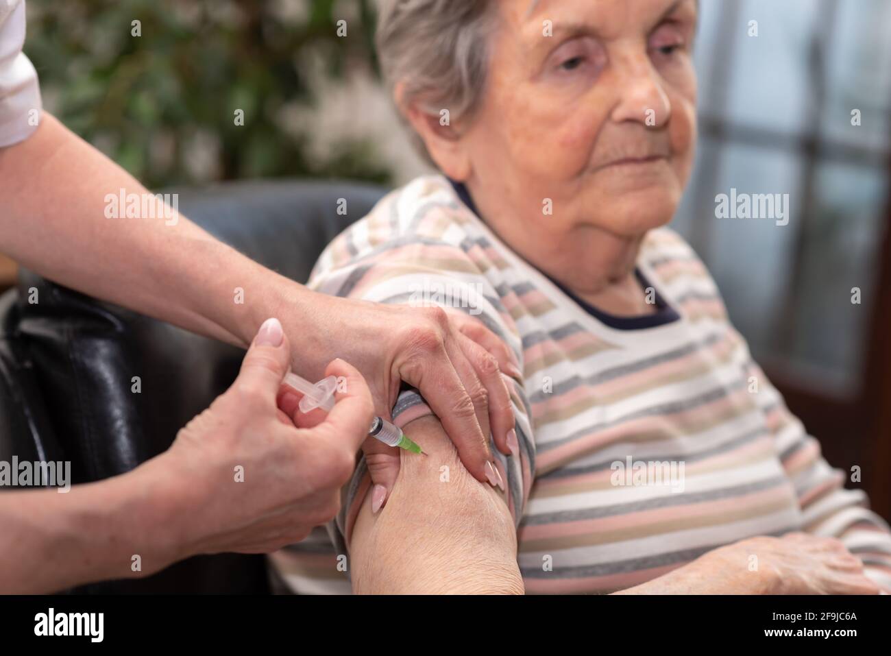 Female nurse giving injection senior hi-res stock photography and ...