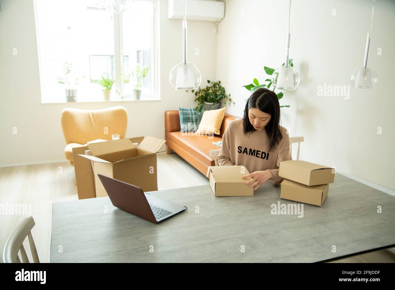 Asian female worker packing hi-res stock photography and images - Alamy