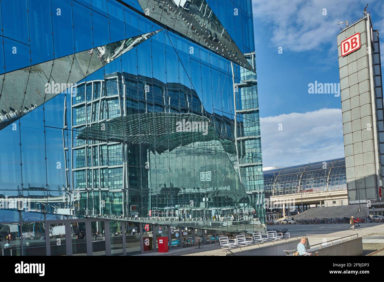 Berlin Hauptbahnhof spiegelt sich im Cube Berlin, Washingtonplatz, Berlin, Deutschland Stock Photo