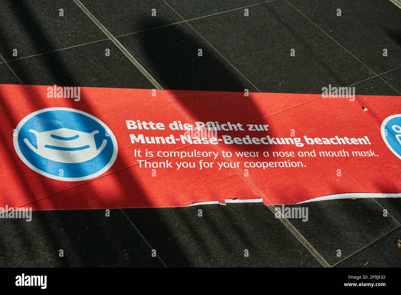 Corona Hinweis, AHA-Regeln, Bodenaufkleber, Abstand halten, Infektionsschutz gegen Covid 19, Hauptbahnhof Berlin, Deutschland Stock Photo