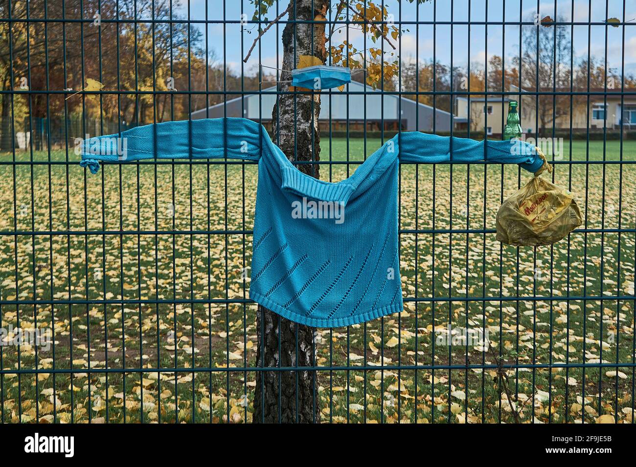 Installation an einem Zaun, Pullover und Mund-Nase-Bedeckung, Infektionsschutz gegen Covid 19, Kreuzberg, Berlin, Deutschland Stock Photo